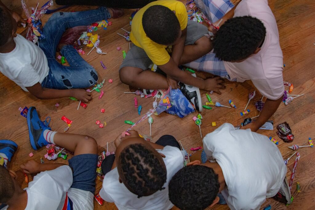 Montessori Oyunları: Çocuk Gelişimine Katkı Sağlayan Aktiviteler Montessori oyunları ile çocuk gelişimi illüstrasyonu