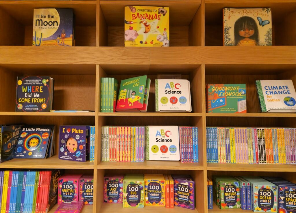 Eğitici Oyuncak ve Kitap Önerileri: Çocuk Gelişimine Destek Olun çocuk gelişimini destekleyen eğitici oyuncak ve kitap illüstrasyonu